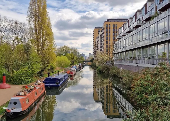 Luxury Canal-Front 2 Bedroom Loft Apartment